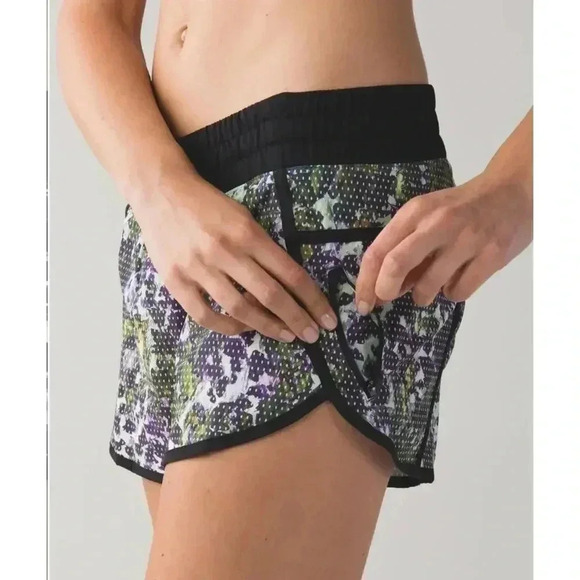 Lululemon Tracker Short III *4-way Stretch Size 6 - Picture 4 of 9